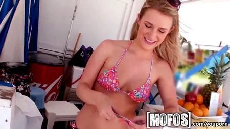 Мужик уговорил супругу снять в кровати любительское кино