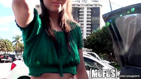 Знакомство с девушкой быстро переросло в секс