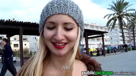 Шикарная блондинка отдалась за деньги туристу в кустах