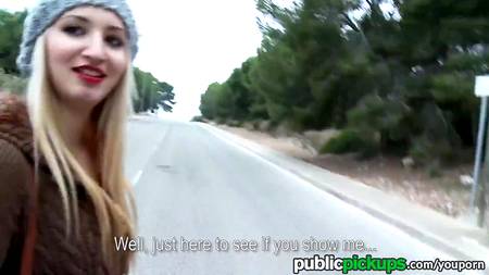 Шикарная блондинка отдалась за деньги туристу в кустах