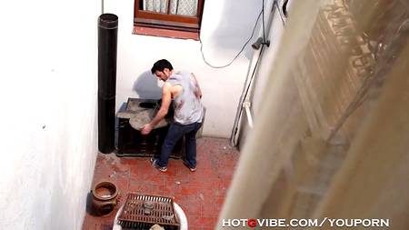 Девка взяла розовый самотык и поимела себя в сладкую вагину