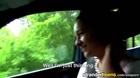 Красива особа расслабляется с водителем в автомобиле