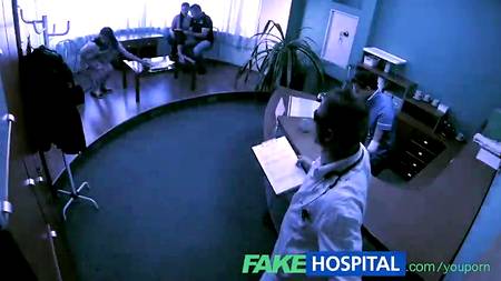 Врач с медсестрой соблазнил пациентку