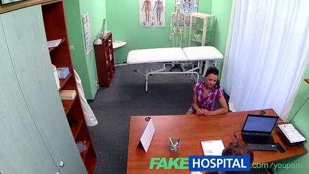 Врач с медсестрой соблазнил пациентку