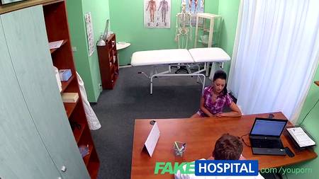 Врач с медсестрой соблазнил пациентку