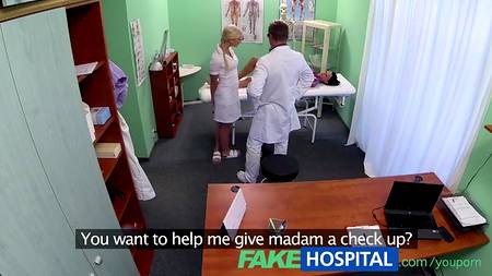 Врач с медсестрой соблазнил пациентку