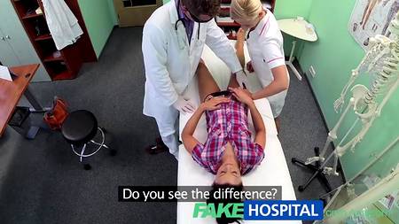 Врач с медсестрой соблазнил пациентку