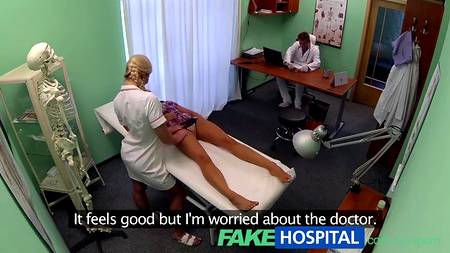 Врач с медсестрой соблазнил пациентку