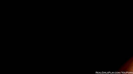 Сисястая блонда потрахала свою щель самотыком на улице