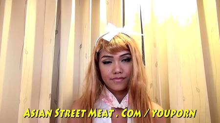 Крошка привыкла работать своей задницей с членами приятелей