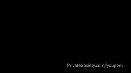 Взрослая тетка оседлала достоинство своего супруга