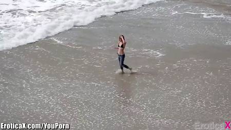 Худенькая студентка с маленькой грудью заставила соседа кончить