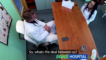 Похотливый врач поимел молодую практикантку