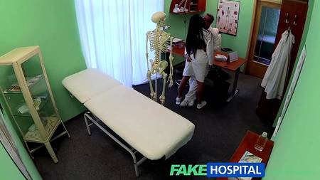 Похотливый врач поимел молодую практикантку