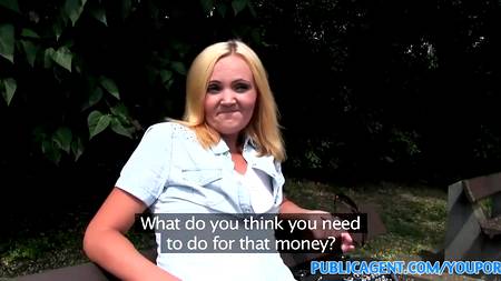 Развратная молодая блондинка делает отсос за деньги