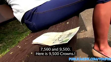 Развратная молодая блондинка делает отсос за деньги