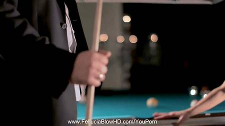 Блондинка рекламирует мужику свои навыки