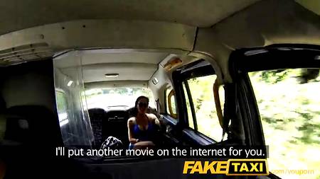 Таксист поимел попочку соблазнительной брюнетки