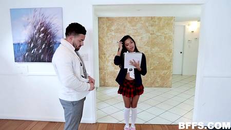 Накаченный парень ебет большим членом молодых студенток