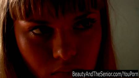 Молоденькая деваха вскочила на член старца