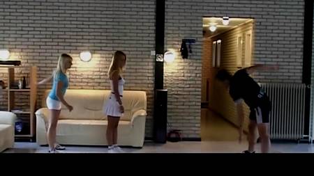 Загорелый любовник встретился с двумя путанами