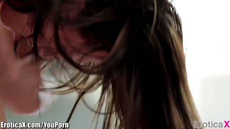 Красивая пара наслаждается долгим и безудержным сексом в постели