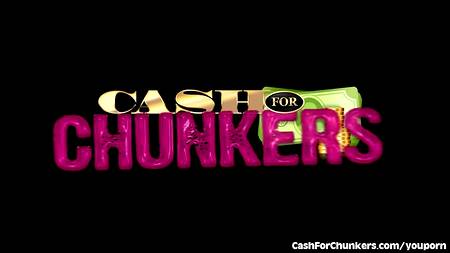 Толстая тетка расплатилась с тренером своим телом