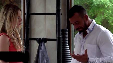 Девушка с маленькой грудью оргазмирует на члене мускулистого красавца