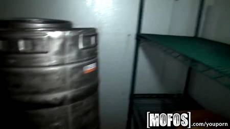 Шлюшка потрахалась в туалете с незнакомцем