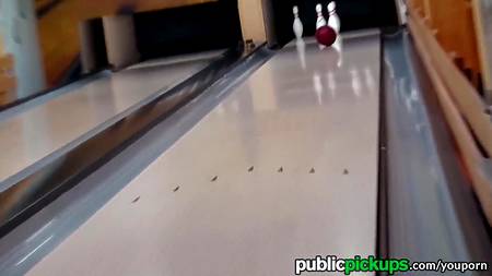 Парень ебет симпатичную блондинку в боулинг клубе