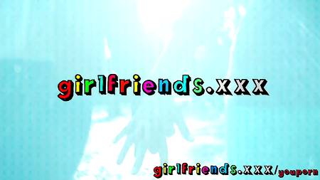 Лесбы на заднем сиденье авто