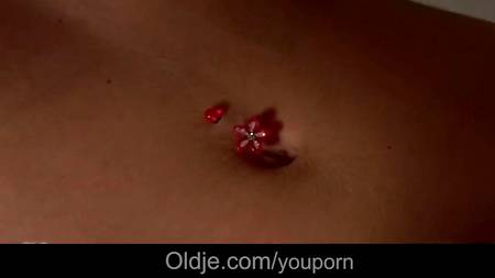 Дедуля раскрутил на секс молоденькую девицу