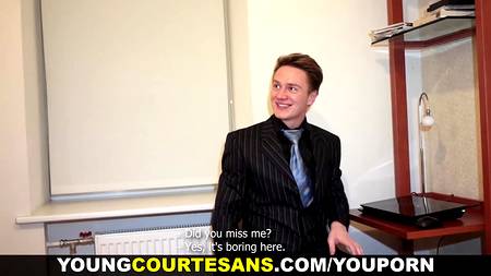 Молодой парень заказал на дом возрастную проститутку