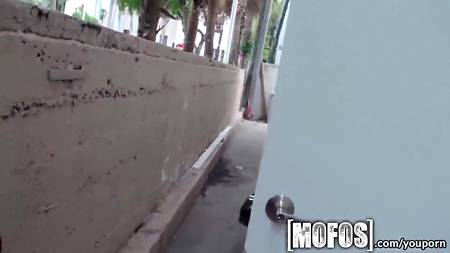 Брюнетка согласилась на домашнюю съемку свидания с приятелем