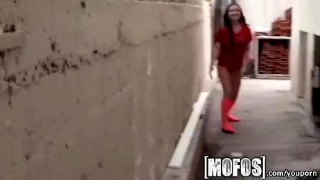 Брюнетка согласилась на домашнюю съемку свидания с приятелем