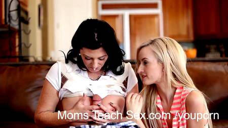 Девчонки выручили мастурбирующего парня