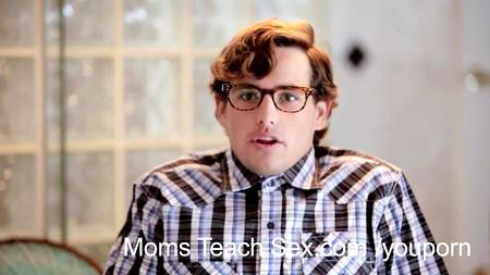 Девчонки выручили мастурбирующего парня