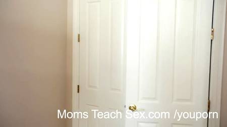 Девчонки выручили мастурбирующего парня