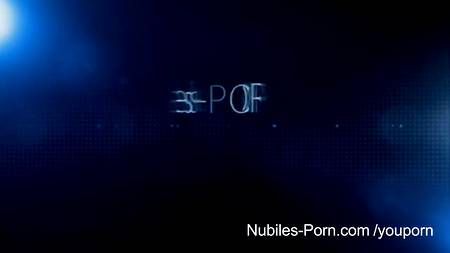 Аленка подмахивает попой