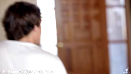 Худой паренек завалил в комнате сексапильную соседку