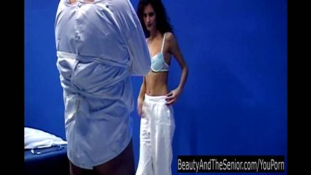 Стройная девушка отдается парню после куннилингуса