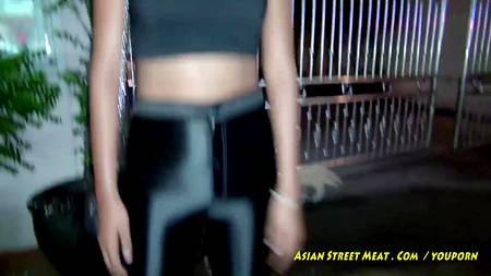 Красотка в масле принимает раком внутри киски член