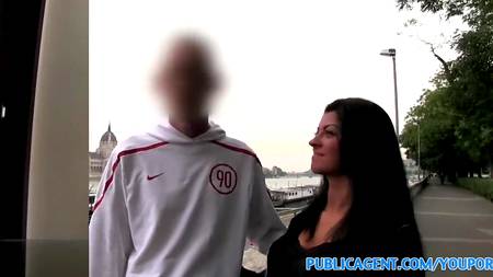 В молодую потаскушку обильно кончили в конце дикого траха