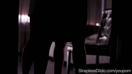 Лесбиянки побаловали свои киски страпоном