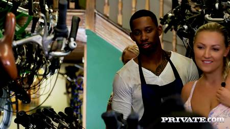 Краля с огромными сиськами трахается с продавцами в веломагазине