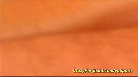 Старый мужчина развлекается с беременной брюнеткой