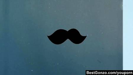 Две блондинки встретились с владельцем большого пениса