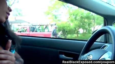 Негритянка сосет в машине