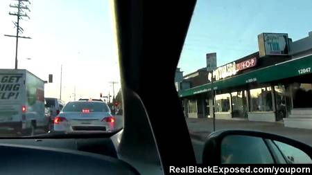 Негритянка сосет в машине