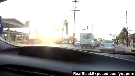 Негритянка сосет в машине